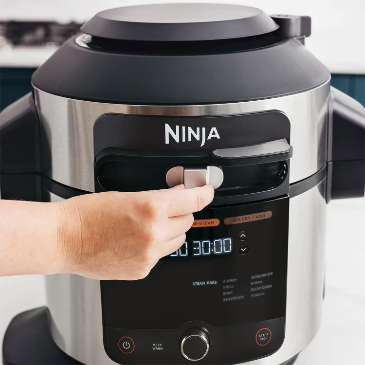 Ninja Foodi 6L 11-in-1 SmartLid Multi-Cooker - Black & Silver | OL550UK