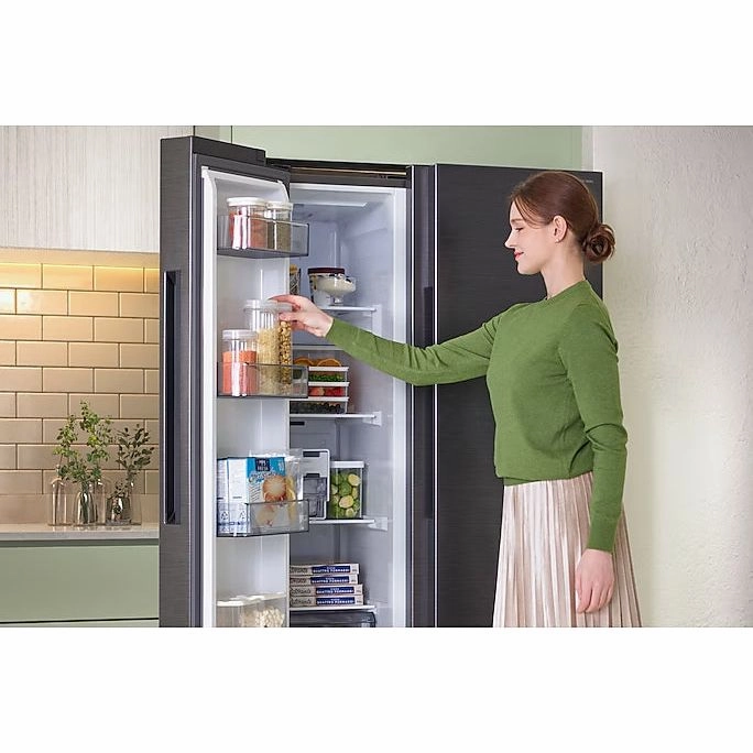 Samsung Series 6 SpaceMax Bespoke AI 640L Freestanding Fridge Freezer - Black Doi | RS70F64KEFEU